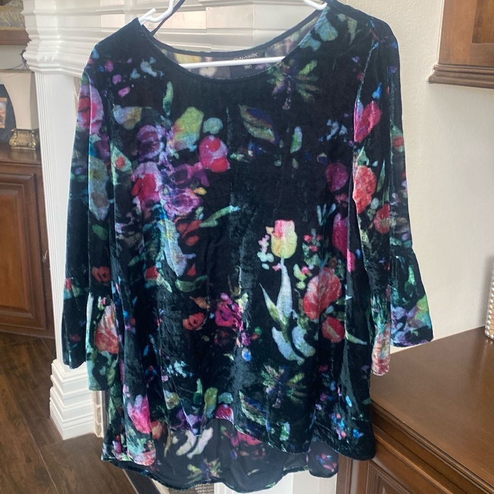 ❤️ John.Mark Floral Velour Ruffle sleeve tunic❤️